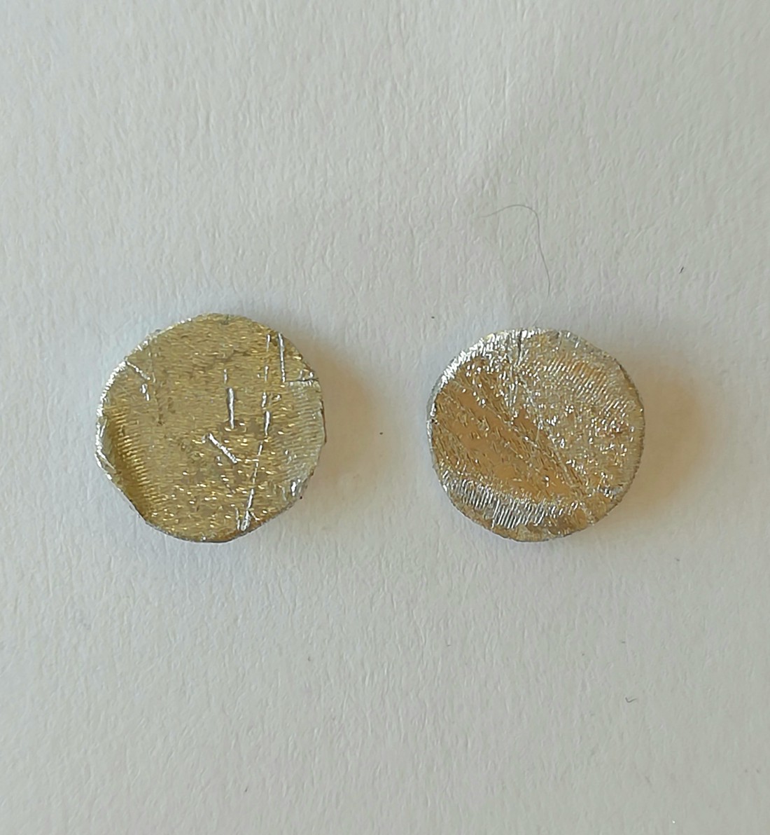 Cercei minimaliști în formă de mini cerc din aluminiu - bijuterii - cercei cu figurine - Artynos.ro Cercei minimaliști în formă de mini cerc din aluminiu - bijuterii - cercei cu figurine - Artynos.ro