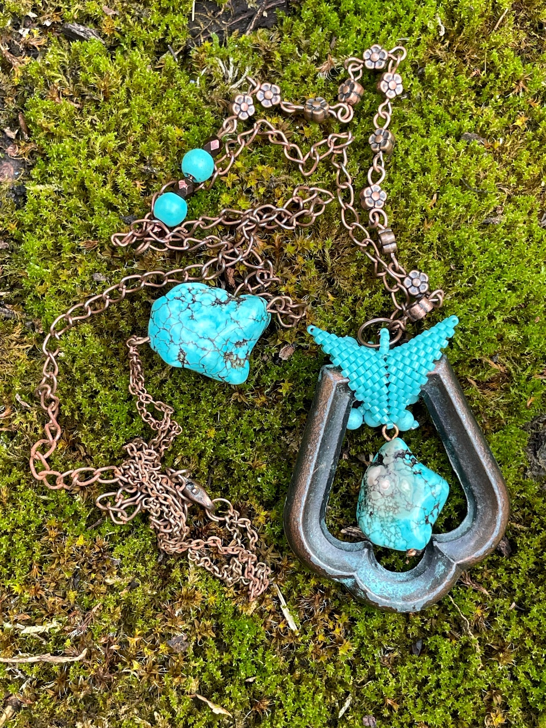 Colier handmade cu pietre turcoaz - bijuterii - coliere - coliere statement - Artynos.ro Colier handmade cu pietre turcoaz - bijuterii - coliere - coliere statement - Artynos.ro
