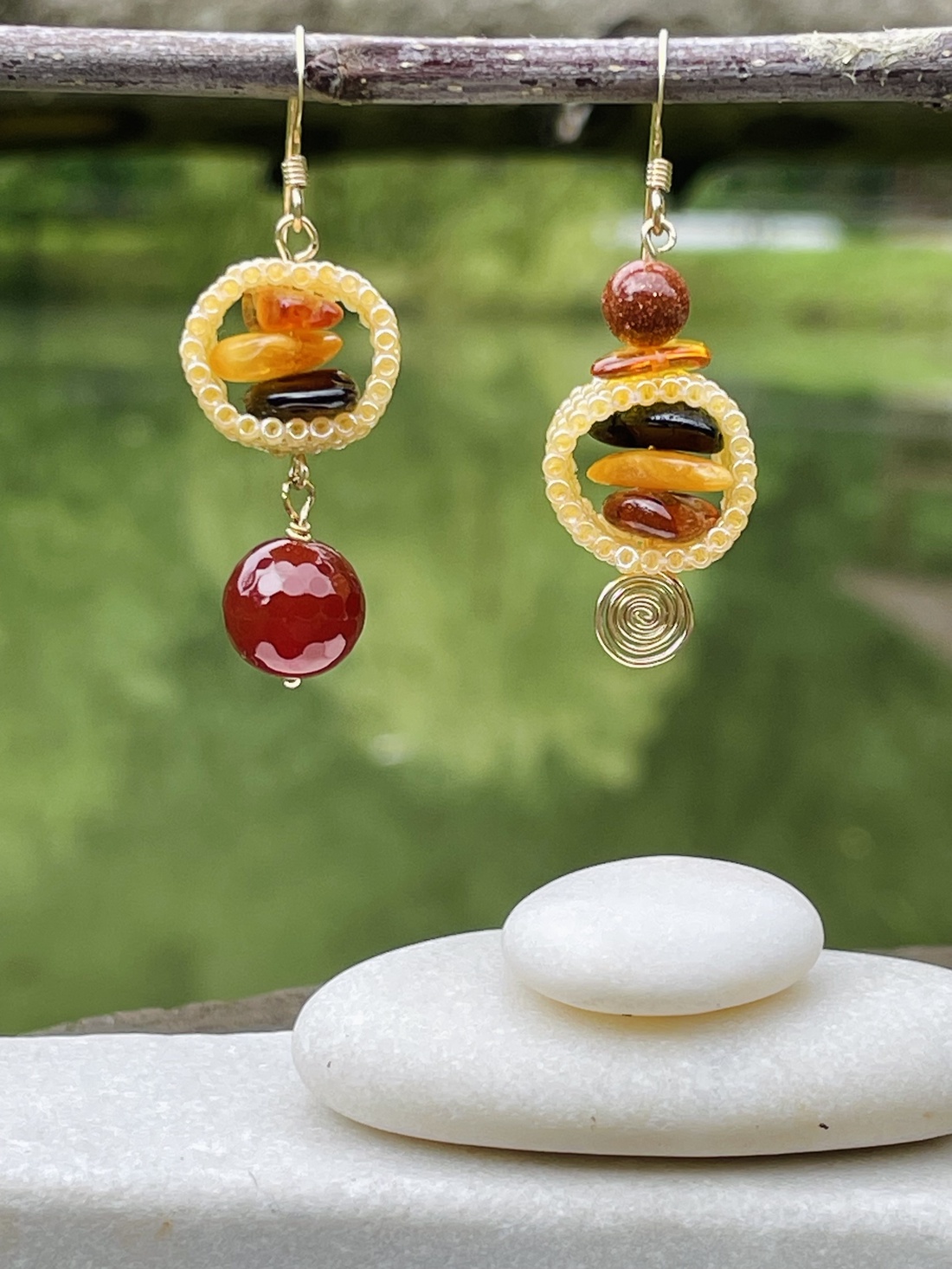 Cercei 'Amber rounds', cu chihlimbar i gold filled - bijuterii - cercei - cercei agățați - Artynos.ro Cercei 'Amber rounds', cu chihlimbar i gold filled - bijuterii - cercei - cercei agățați - Artynos.ro