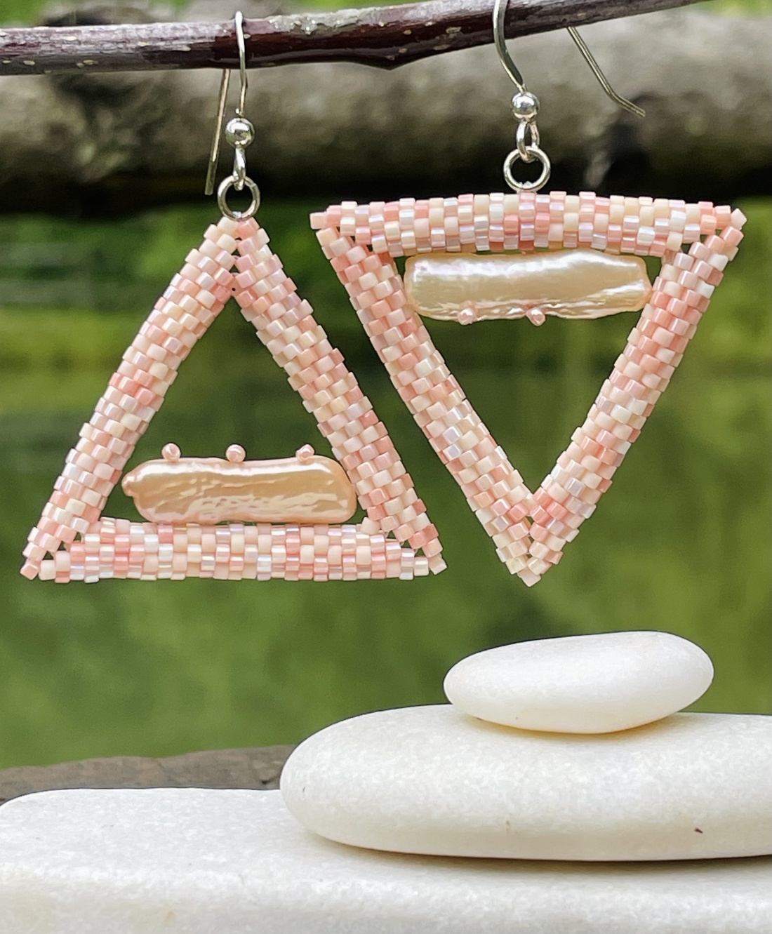 Cercei 'Sunrise triangle', cu perle de cultură - bijuterii - cercei - cercei și ornamente pentru urechi - Artynos.ro Cercei 'Sunrise triangle', cu perle de cultură - bijuterii - cercei - cercei și ornamente pentru urechi - Artynos.ro