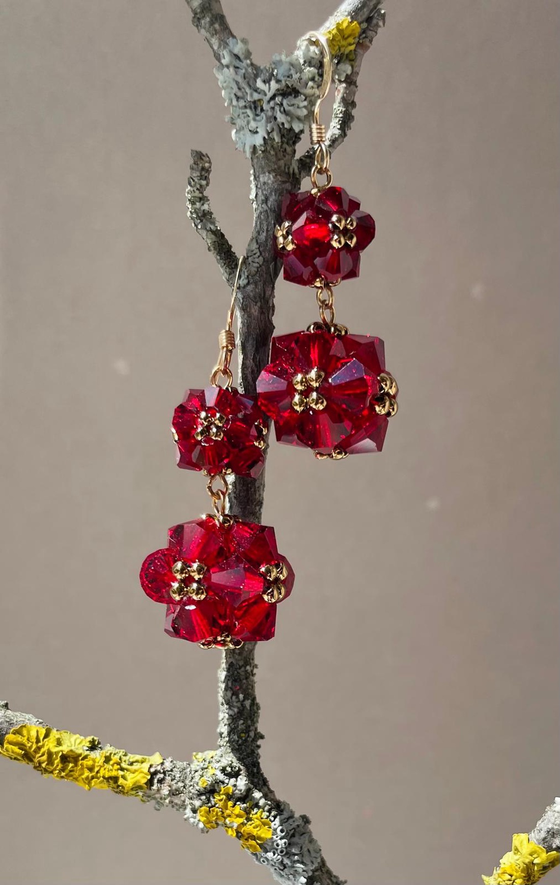 Cercei Carmen cu gold filled de 14K �i cristale ro�ii - bijuterii - cercei - cercei lungi - Artynos.ro