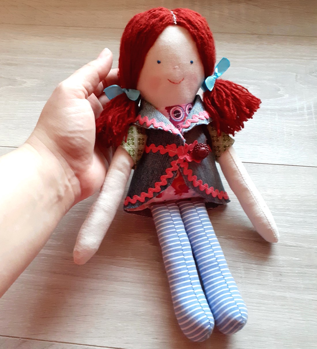Emilia Cloth păpușă cu ciucuri roșii rochie până păpușă -  - Artynos.ro