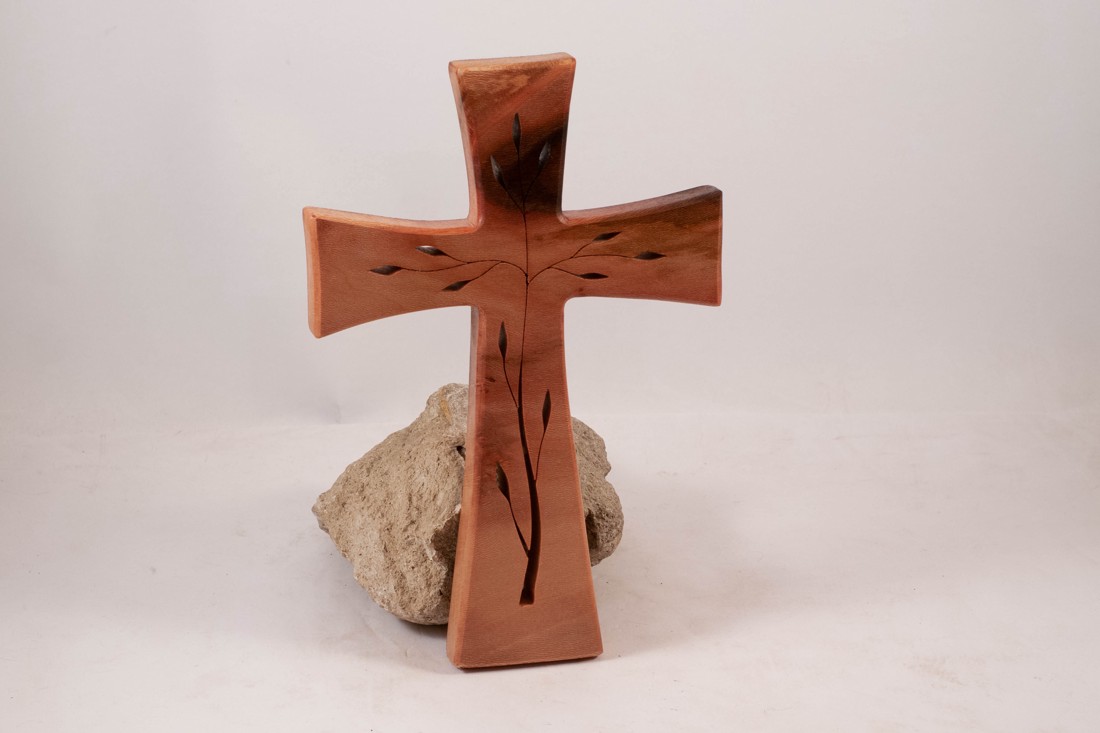 Cruce din lemn modelată, cruce de perete - - Artynos.ro Cruce din lemn modelată, cruce de perete - - Artynos.ro