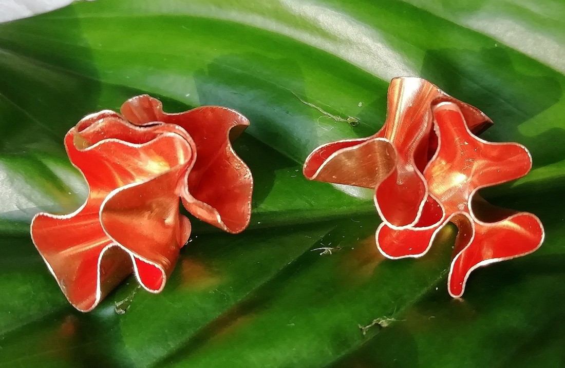 Cercei cu flori din cupru - bijuterii - cercei cu figurine - Artynos.ro Cercei cu flori din cupru - bijuterii - cercei cu figurine - Artynos.ro