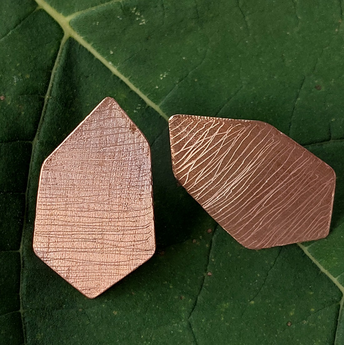 Cercei cu design minimalist din cupru -  - Artynos.ro Cercei cu design minimalist din cupru -  - Artynos.ro