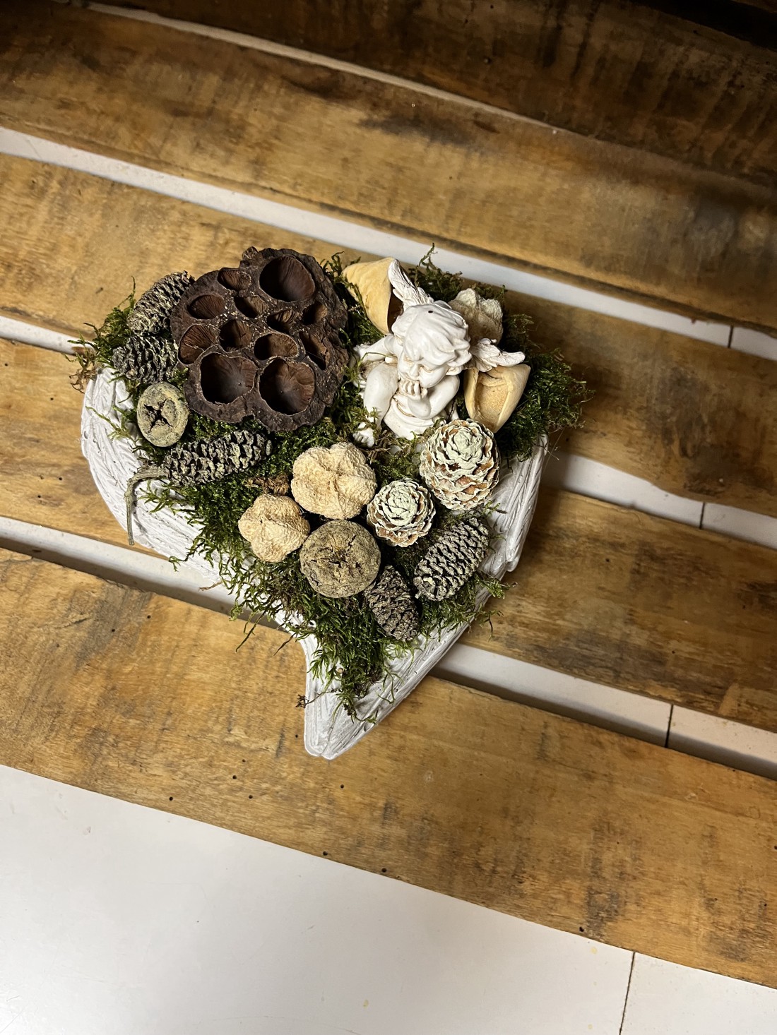 Inimă de beton ornament funerar - cu înger așezat - casă & stil de viață - obiecte religioase și de devoțiune - ornamente funerare - Artynos.ro