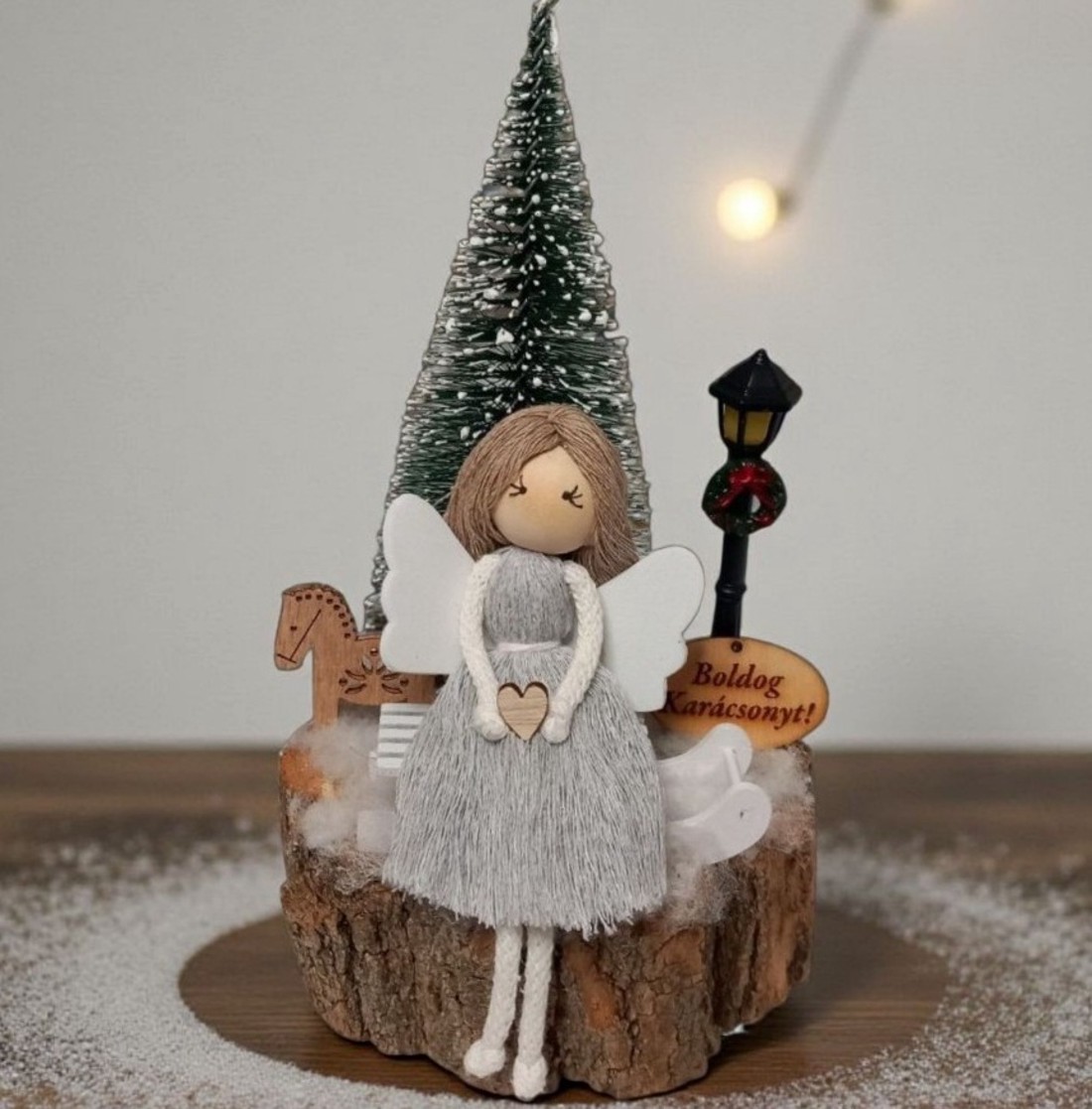 Înger Makramé pe o sanie - decor de masă de Crăciun pe un disc de lemn - crăciun - decorațiuni de crăciun de casă - decor pentru masă de crăciun - Artynos.ro