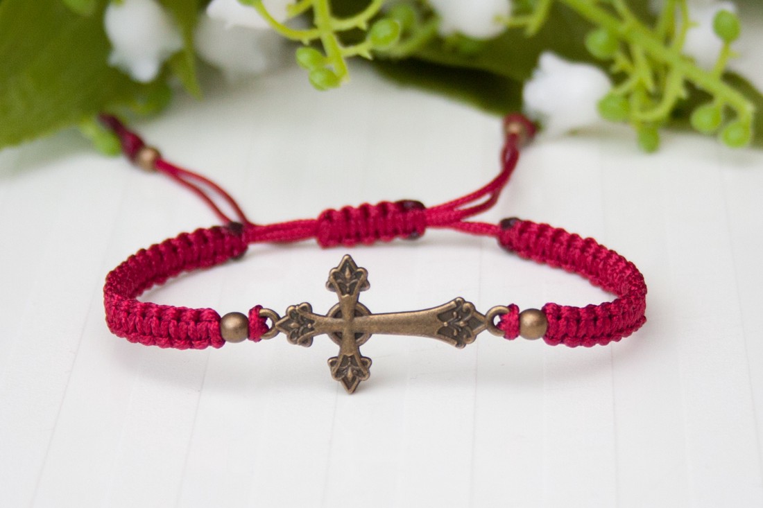 Brățară macramé împletită - Cross burgundy - - Artynos.ro Brățară macramé împletită - Cross burgundy - - Artynos.ro
