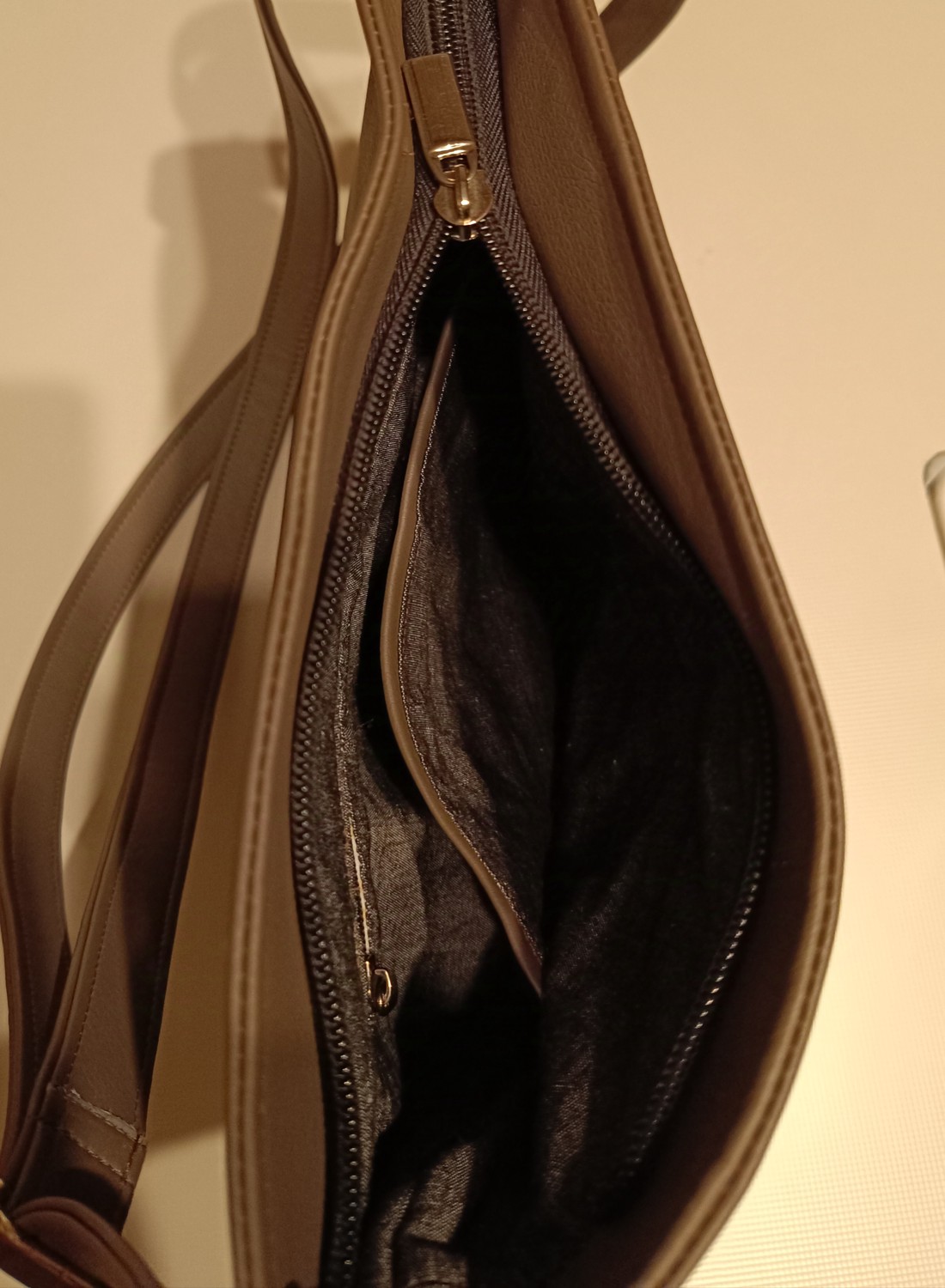 Geantă de umăr gri cu model pisoi, crossbody, geantă mică pentru femei - geantă și husă - genți de umăr și genți de mână - genți de umăr - Artynos.ro Geantă de umăr gri cu model pisoi, crossbody, geantă mică pentru femei - geantă și husă - genți de umăr și genți de mână - genți de umăr - Artynos.ro