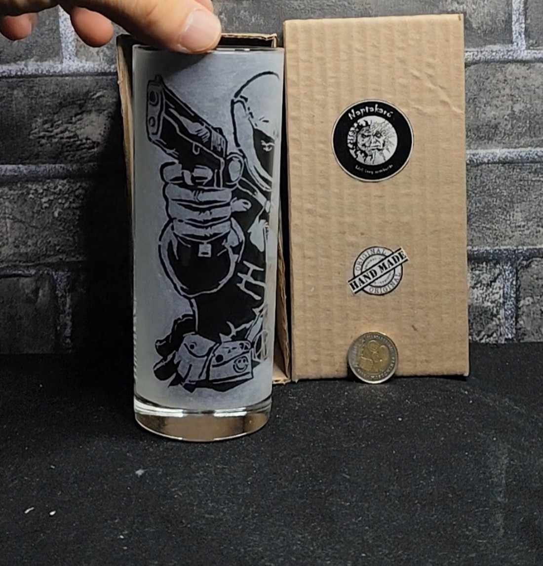 Pahar de sticlă gravat manual cu motivul pistolului Deadpool  -  - Artynos.ro