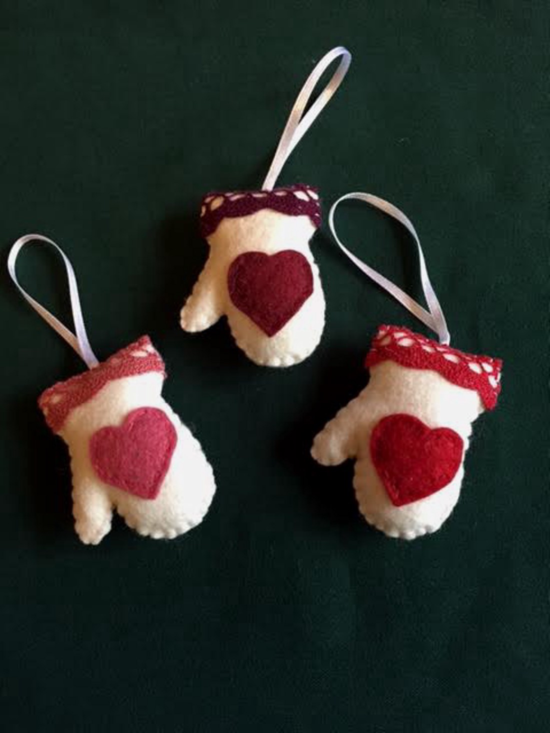 ornament din pâslă pentru bradul de Crăciun, mănuși - - Artynos.ro ornament din pâslă pentru bradul de Crăciun, mănuși - - Artynos.ro