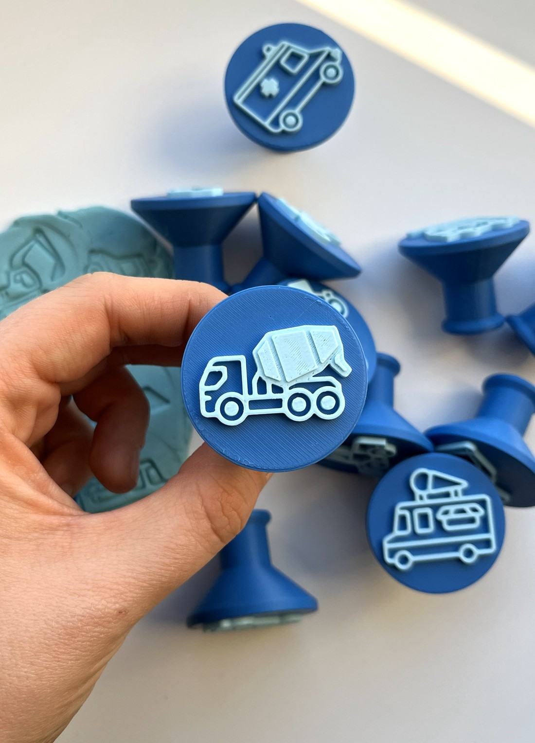 Set de ștampile și forme de prăjituri Gyurma cu vehicule: mașini și utilaje de construcții - jucării și echipamente pentru copii - puzzle, jocuri puzzle - puzzle cu forme - Artynos.ro