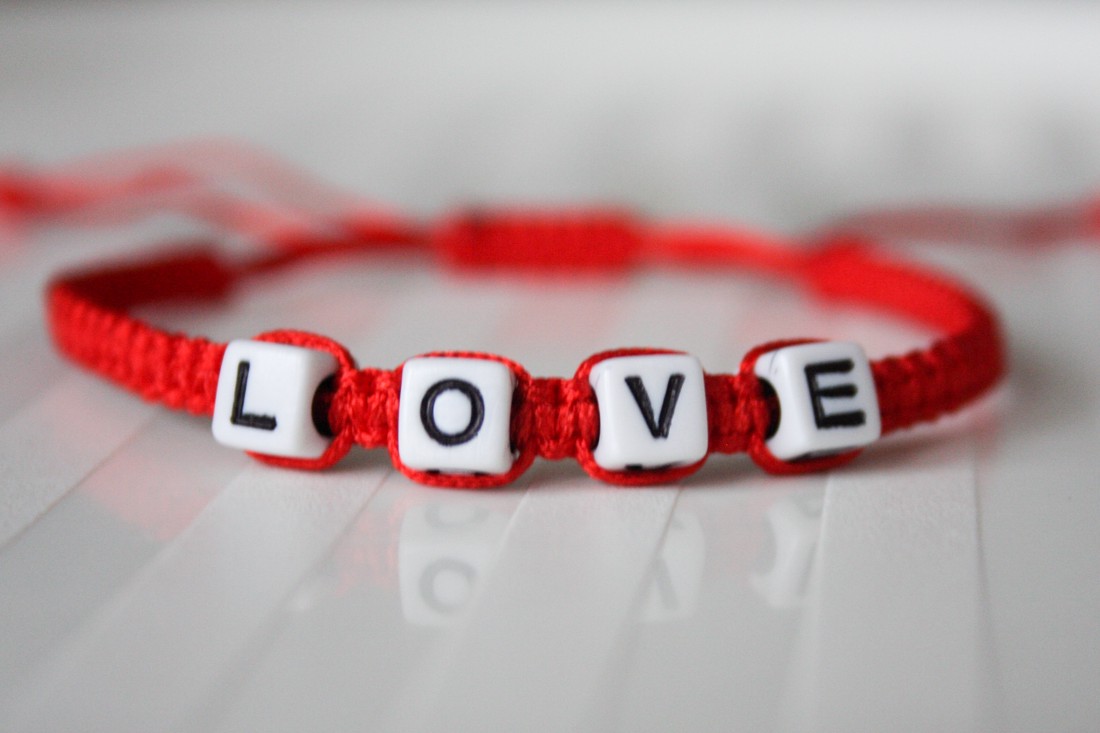 Brățară macramé împletită - Red with LOVE -  - Artynos.ro