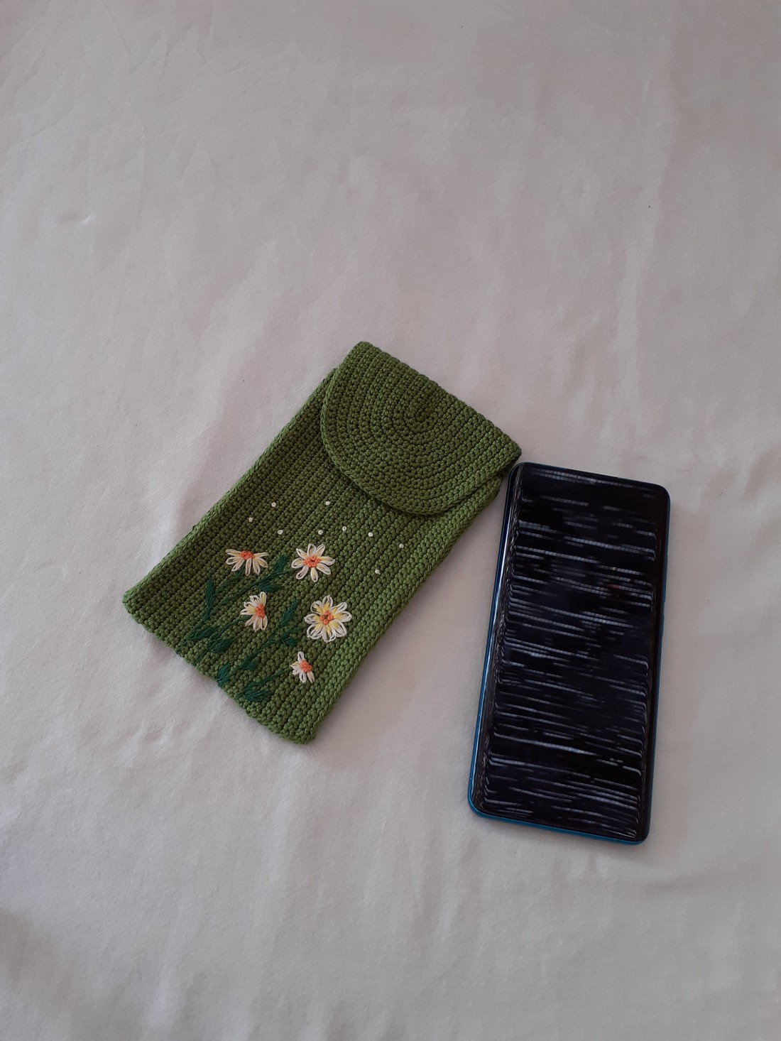 Carcase de telefon croșetate și brodate cu patent magnetic -  - Artynos.ro