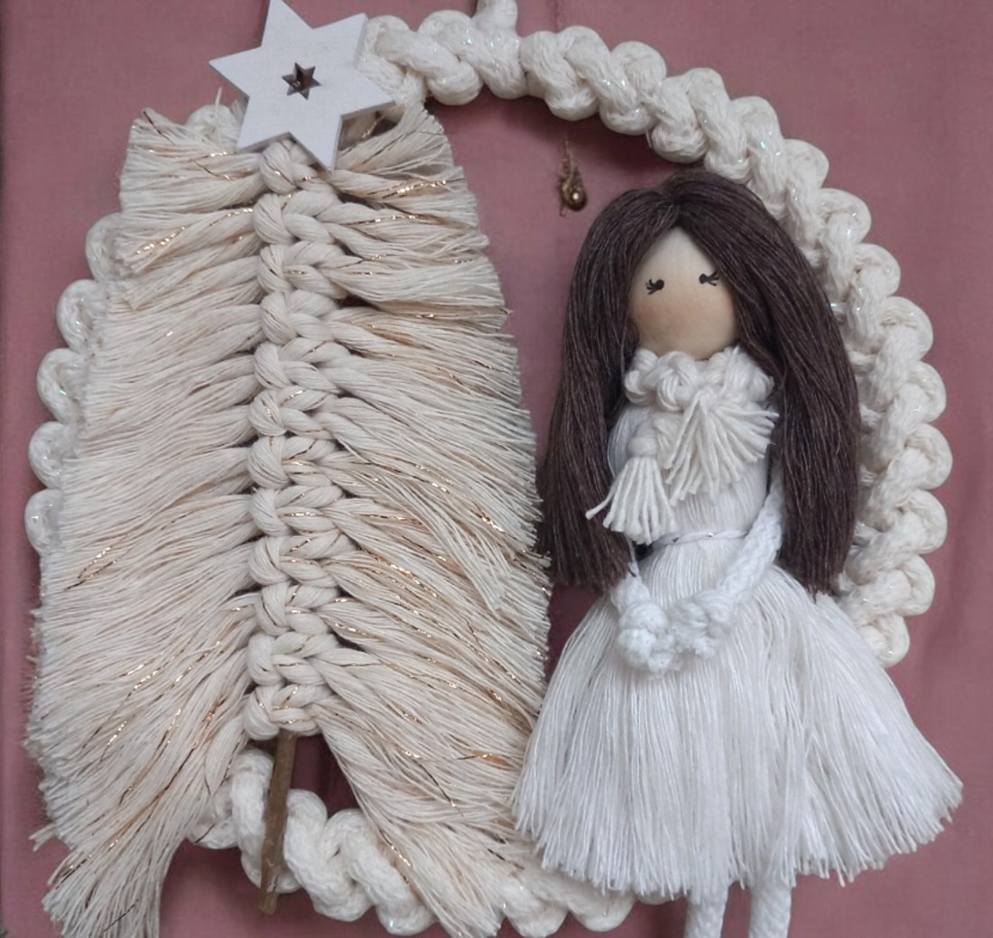 Decorațiune de Crăciun pentru ușă din macramé � păpușă eșarfă cu brad de Crăciun strălucitor, realizată din fire albe și aurii - crăciun - decorațiuni de crăciun de casă - decorațiuni pentru ușă de crăciun - Artynos.ro