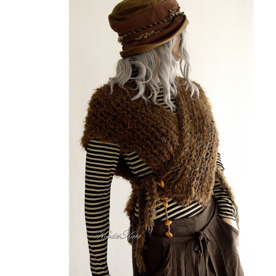 MANDRAGORA / maro - șal cu design tricotat, vestă - îmbrăcăminte și modă - haine damă - poncho - Artynos.ro