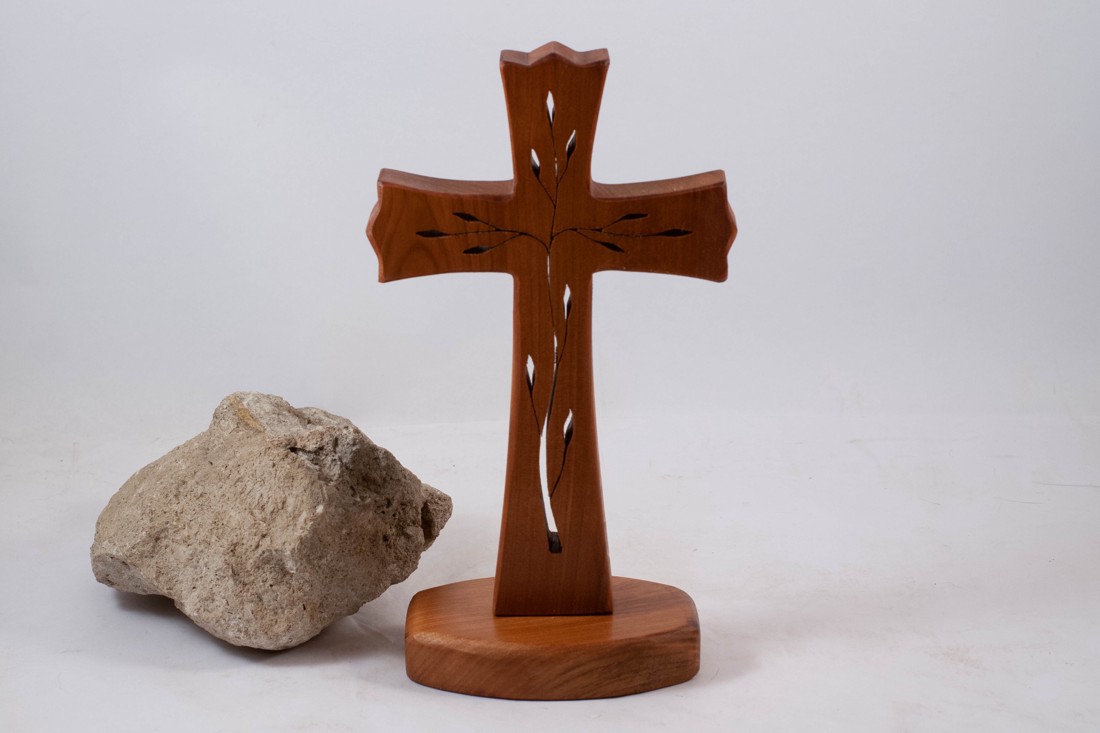 Cruce din lemn cu model, cruce de masă, cruce cu bază  - casă & stil de viață - accesorii religioase - cruce - Artynos.ro