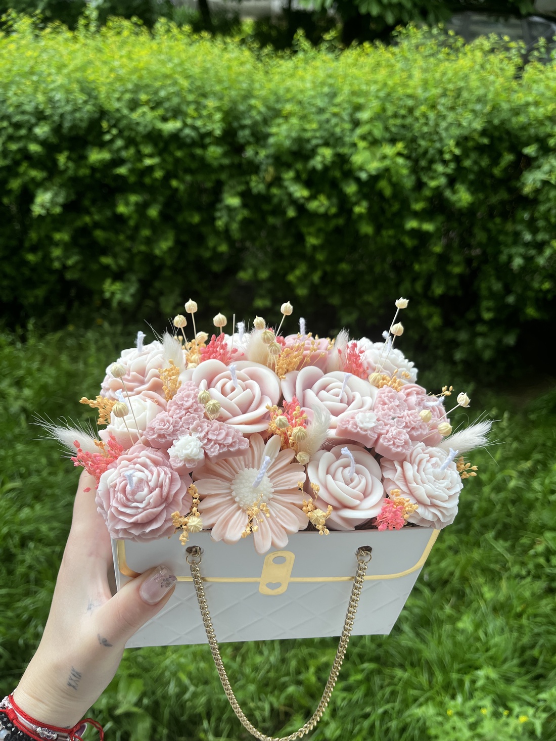 Aranjament din flori de ceară de soia 100% naturală și parfumată  - casă & stil de viață - decorațiuni de casă - accesorii florale - cutii cu flori - Artynos.ro