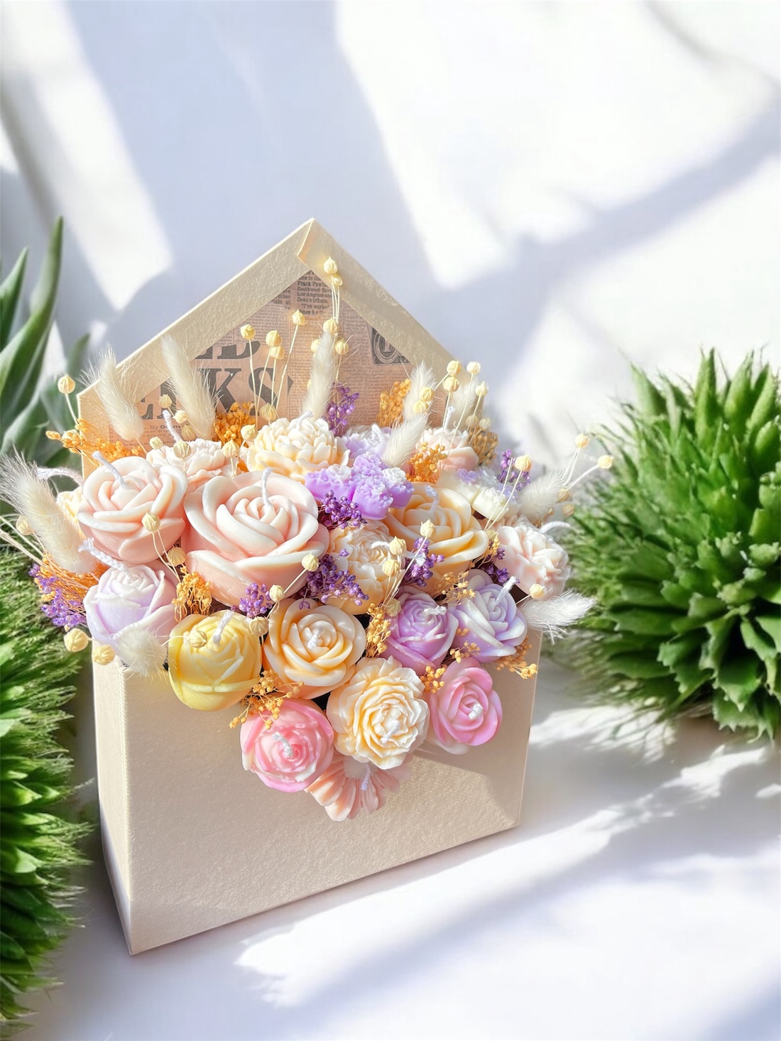 Aranjament plic din flori de ceară de soia 100% naturală parfumat - casă & stil de viață - decorațiuni de casă - accesorii florale - cutii cu flori - Artynos.ro