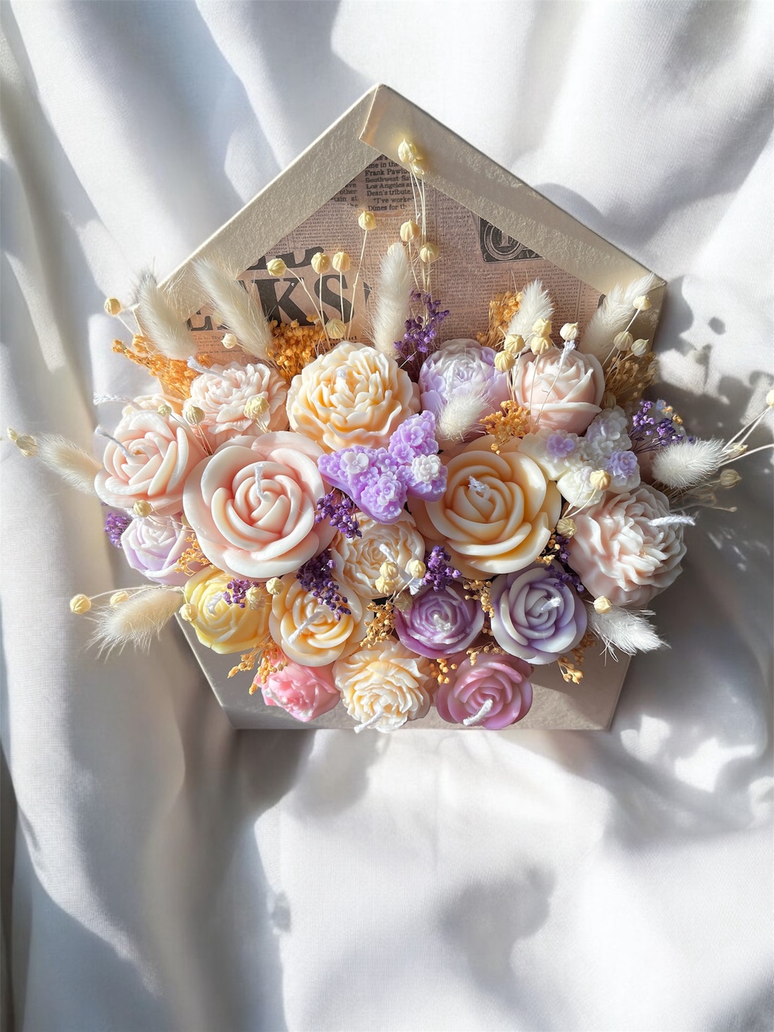 Aranjament plic din flori de ceară de soia 100% naturală parfumat - casă & stil de viață - decorațiuni de casă - accesorii florale - cutii cu flori - Artynos.ro