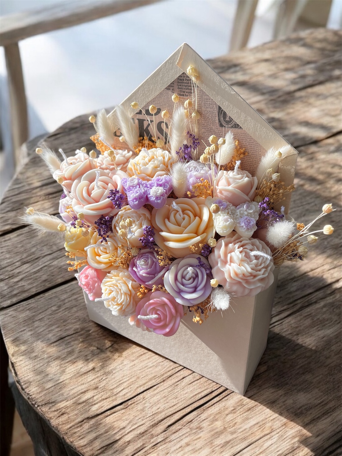 Aranjament plic din flori de ceară de soia 100% naturală parfumat - casă & stil de viață - decorațiuni de casă - accesorii florale - cutii cu flori - Artynos.ro