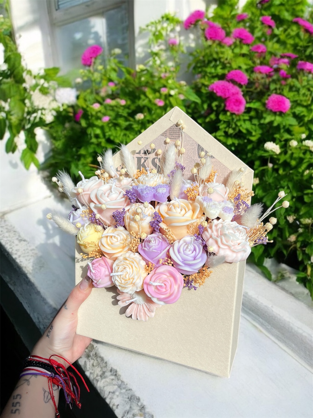 Aranjament plic din flori de ceară de soia 100% naturală parfumat - casă & stil de viață - decorațiuni de casă - accesorii florale - cutii cu flori - Artynos.ro