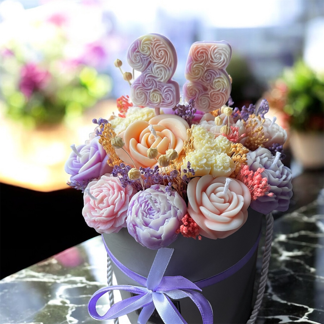 Aranjament cu flori din ceară de soia 100% naturală și parfumată  - casă & stil de viață - decorațiuni de casă - accesorii florale - cutii cu flori - Artynos.ro