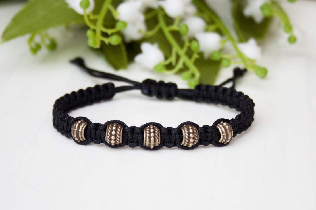 Brățară macramé împletită - Mărgele negru -  - Artynos.ro