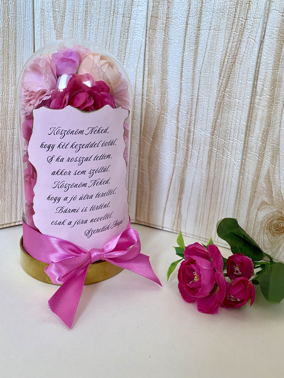 Bun venit pentru cuplu - 1 suport pentru vin + 1 aranjament floral cu trandafir veșnic -  - Artynos.ro