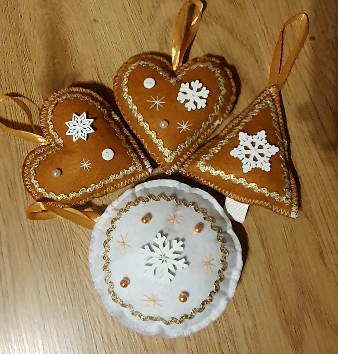 Gingerbread model simțit ornamente alb - auriu - - Artynos.ro Gingerbread model simțit ornamente alb - auriu - - Artynos.ro