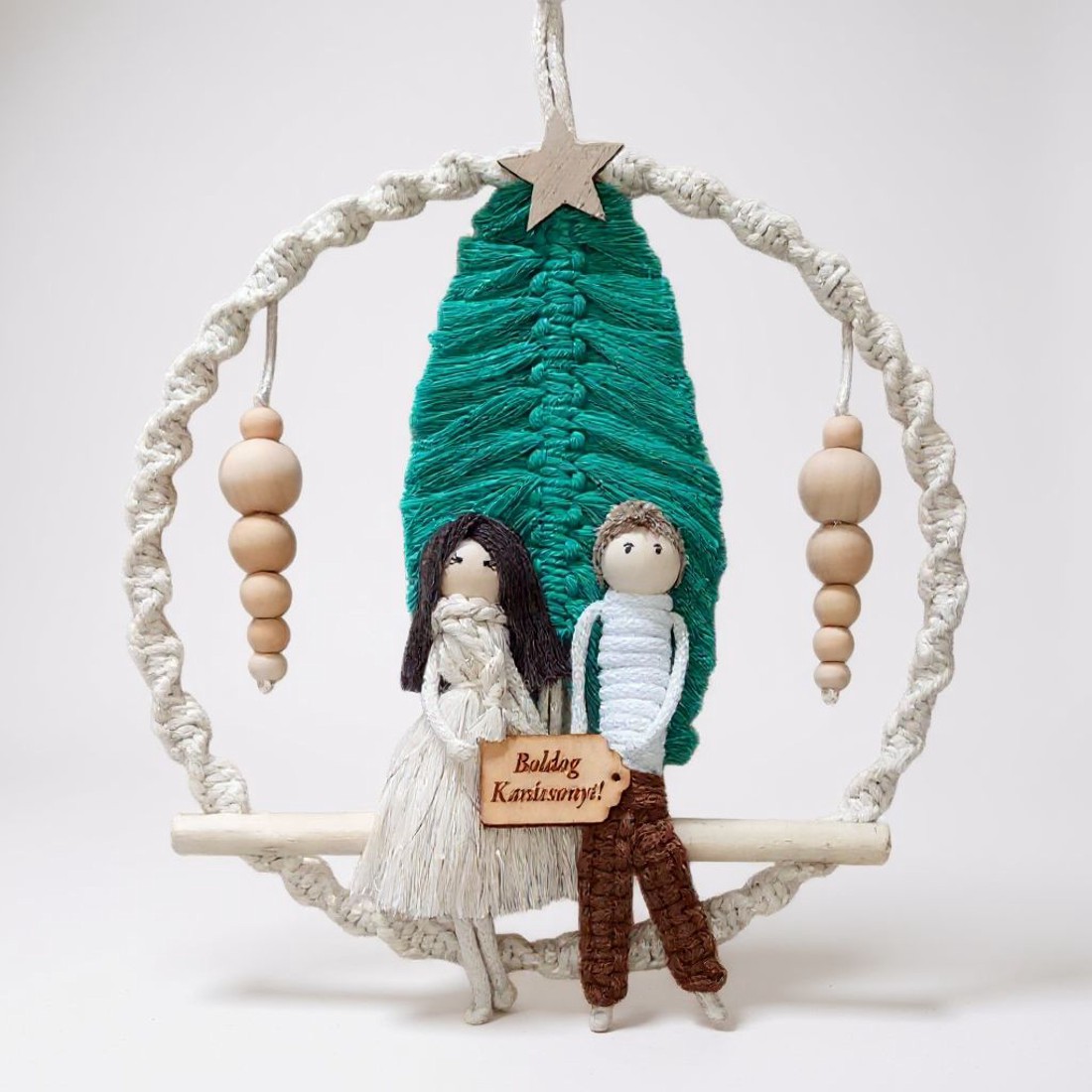 Pereche macramé personalizată - cadou de Crăciun cu brad și semn Merry Christmas - crăciun - decorațiuni de crăciun de casă - decorațiuni pentru ușă de crăciun - Artynos.ro Pereche macramé personalizată - cadou de Crăciun cu brad și semn Merry Christmas - crăciun - decorațiuni de crăciun de casă - decorațiuni pentru ușă de crăciun - Artynos.ro