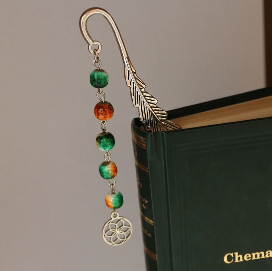 Semn de carte Pana Scriitorului cu margelute Peacock Tail si charm Floarea Vietii - cărți și creații cu tematică muzicală, cadouri - semn de carte - Artynos.ro Semn de carte Pana Scriitorului cu margelute Peacock Tail si charm Floarea Vietii - cărți și creații cu tematică muzicală, cadouri - semn de carte - Artynos.ro