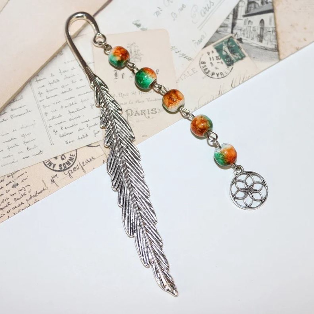Semn de carte Pana Scriitorului cu margelute Peacock Tail si charm Floarea Vietii - cărți și creații cu tematică muzicală, cadouri - semn de carte - Artynos.ro Semn de carte Pana Scriitorului cu margelute Peacock Tail si charm Floarea Vietii - cărți și creații cu tematică muzicală, cadouri - semn de carte - Artynos.ro