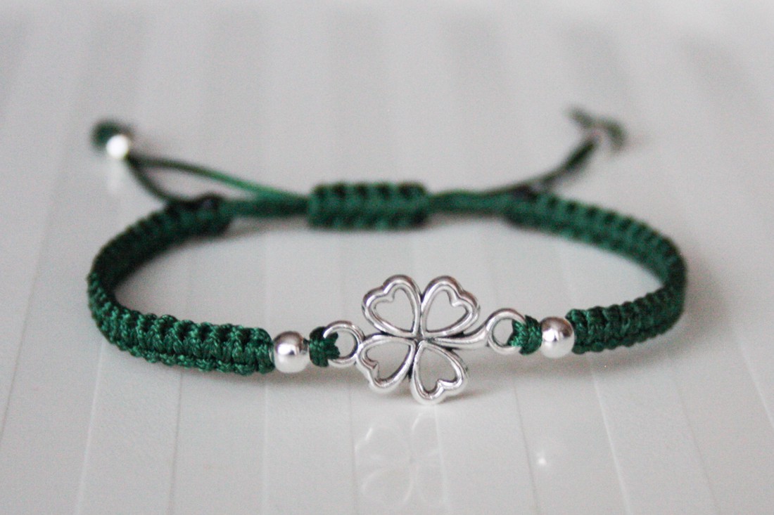 Brățară macramé împletită - Trifoi cu patru foi/verde - - Artynos.ro Brățară macramé împletită - Trifoi cu patru foi/verde - - Artynos.ro