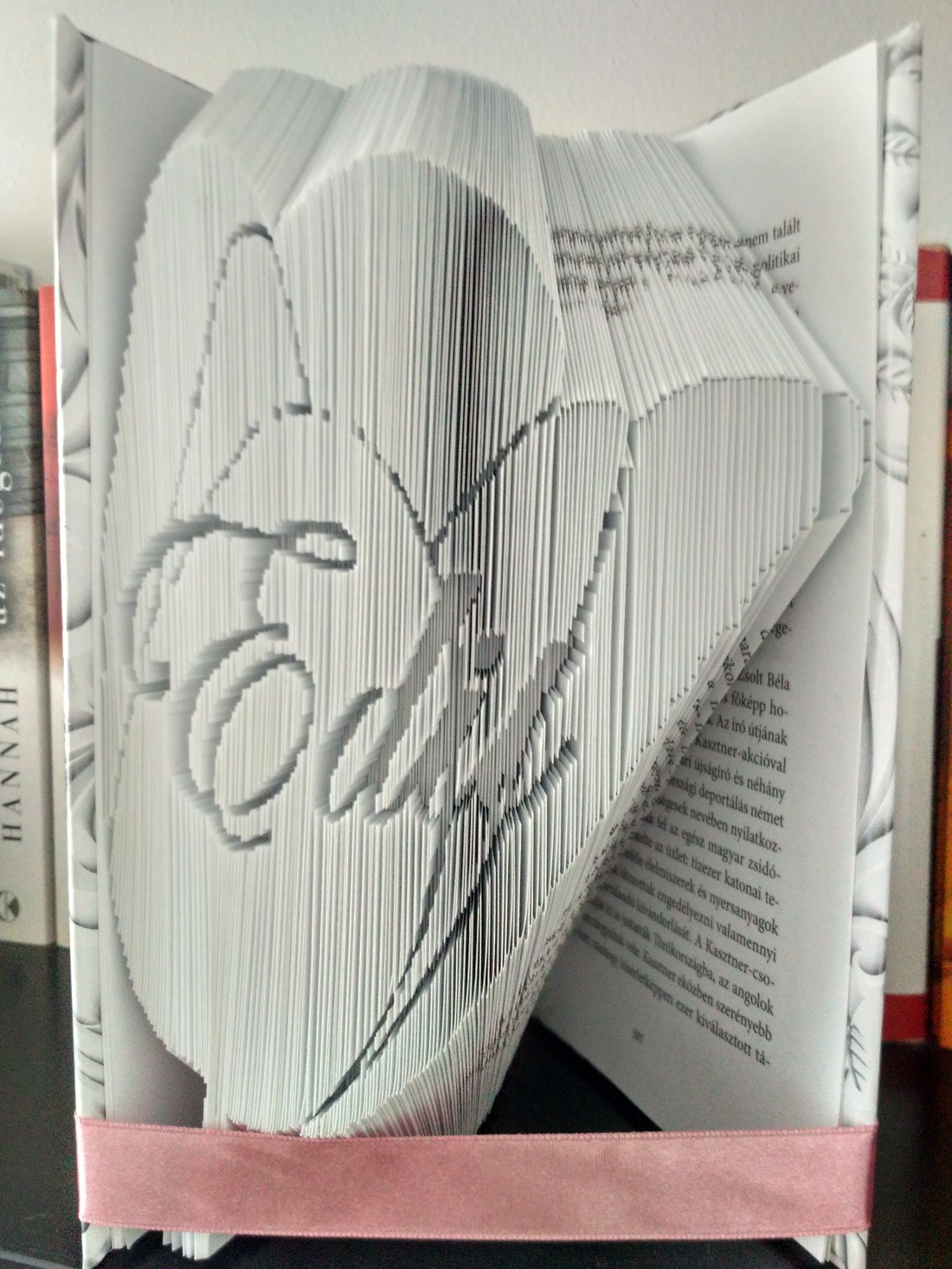 Lalea în cartea de nume sculptură - casă & stil de viață - accesorii pentru decorat casa - decorațiuni de masă și decorațiuni pentru rafturi  - sculptură de carte, carte pliată - Artynos.ro