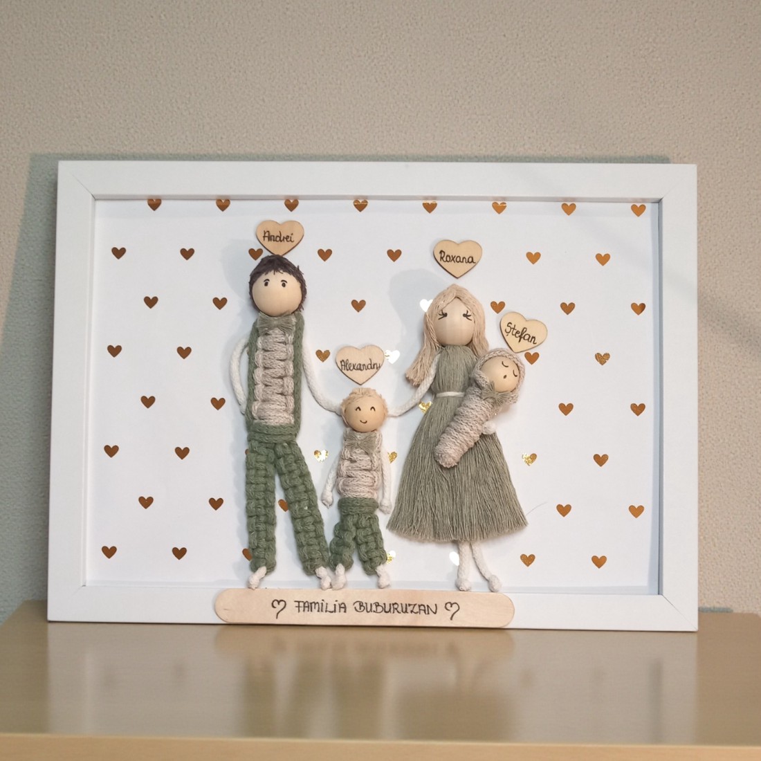 Portret de familie unic, personalizat, realizat în tehnica macramé � cadou realizat manual, în ramă albă (A4, 21�30 cm) - casă & stil de viață - decorațiuni de casă - decorațiuni de pereți - decor de pereți, macrame - Artynos.ro