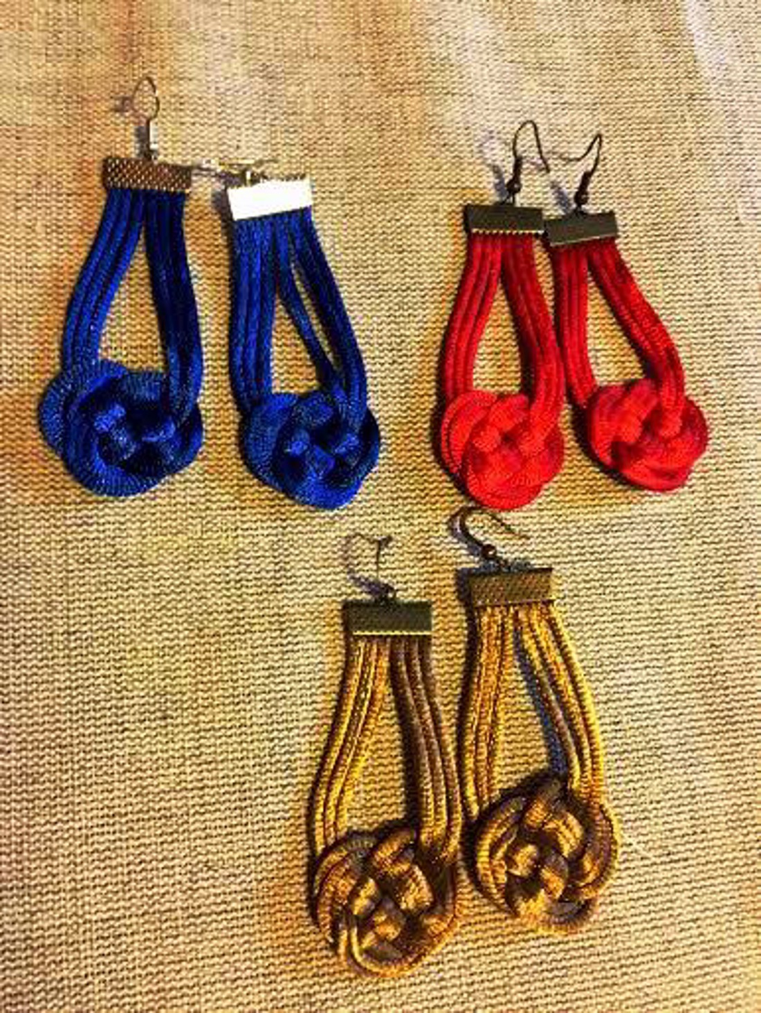 Cercei cu noduri din satin roz - - Artynos.ro Cercei cu noduri din satin roz - - Artynos.ro