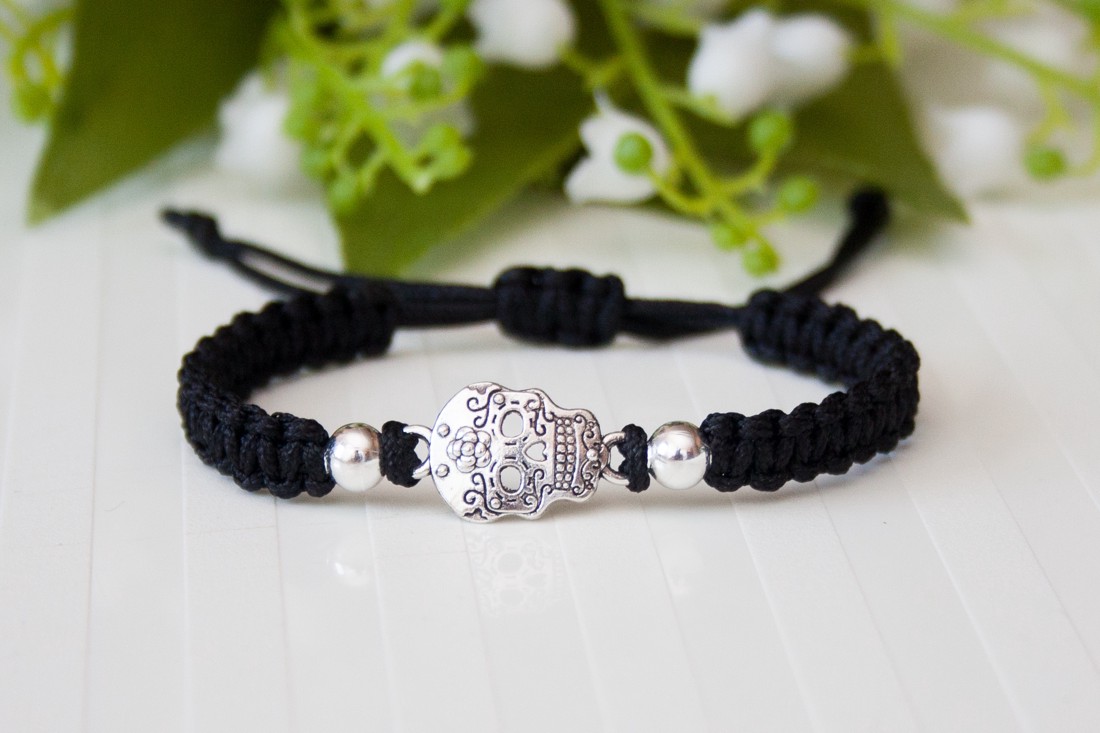 Brățară macramé împletită - Skull negru - - Artynos.ro Brățară macramé împletită - Skull negru - - Artynos.ro