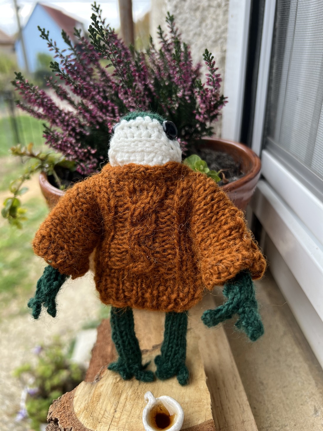 Broscuță tricotată manual - 13 cm, în pulover de lână și chiloți de catifea - - Artynos.ro Broscuță tricotată manual - 13 cm, în pulover de lână și chiloți de catifea - - Artynos.ro