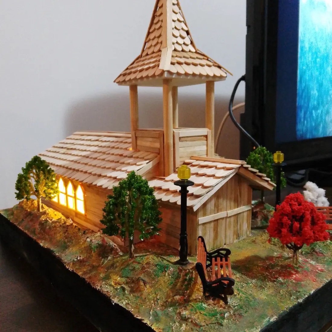 Diorama Biserica Maramureseana - accesorii de crăciun - decorațiuni de crăciun de casă - aranjarea mesei festive - Artynos.ro Diorama Biserica Maramureseana - accesorii de crăciun - decorațiuni de crăciun de casă - aranjarea mesei festive - Artynos.ro