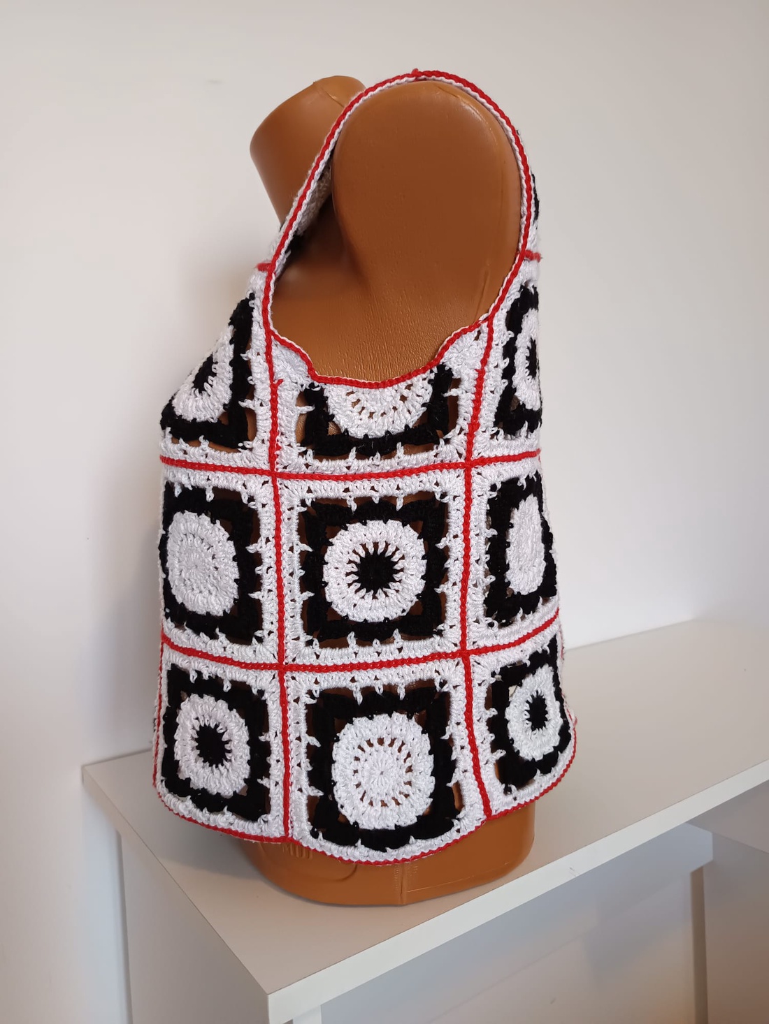 Top/Vestă croșetată - îmbrăcăminte și modă - haine damă - tricou și top de damă - Artynos.ro