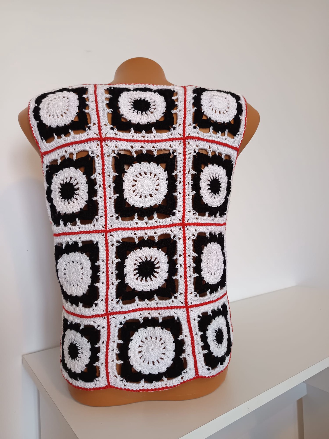 Top/Vestă croșetată - îmbrăcăminte și modă - haine damă - tricou și top de damă - Artynos.ro