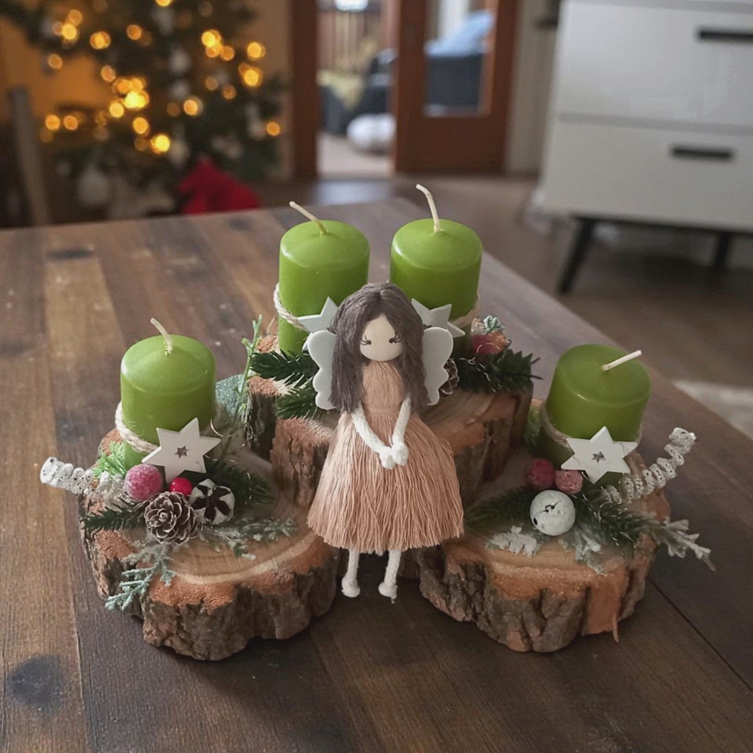Coroană specială de Advent pe un disc de lemn - cu lumânări verzi, ornamente roșii și albe și înger macramé -  - Artynos.ro Coroană specială de Advent pe un disc de lemn - cu lumânări verzi, ornamente roșii și albe și înger macramé -  - Artynos.ro