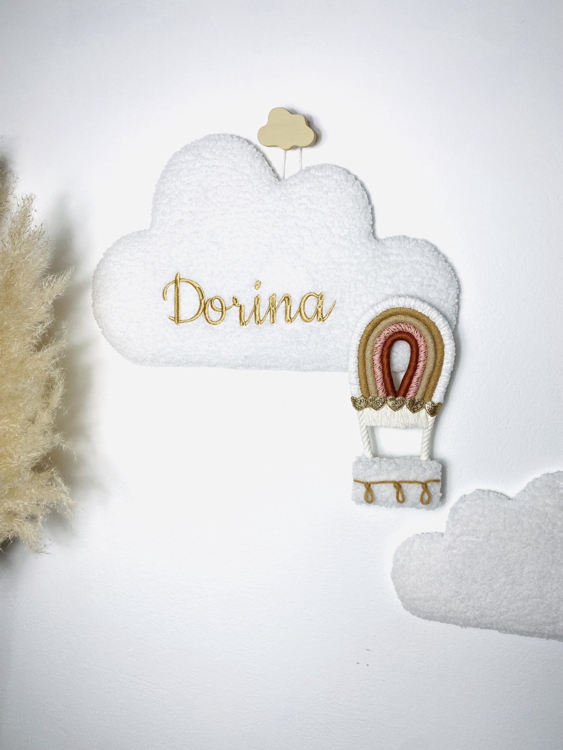 Decor de perete personalizat cu nori de miel brodați și balon cu aer cald macramé - două dimensiuni - - Artynos.ro Decor de perete personalizat cu nori de miel brodați și balon cu aer cald macramé - două dimensiuni - - Artynos.ro