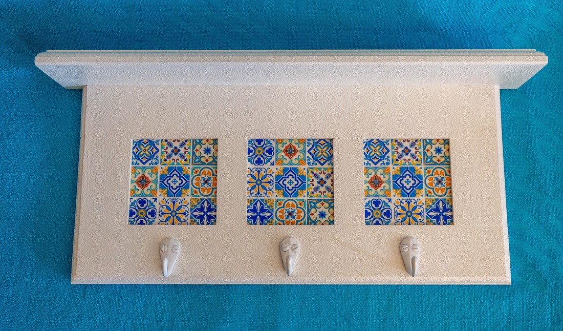 Cuier din lemn cu 3 placi de faianta, 51x9x23 cm - casă & stil de viață - mobilier artizanal - cuier - Artynos.ro