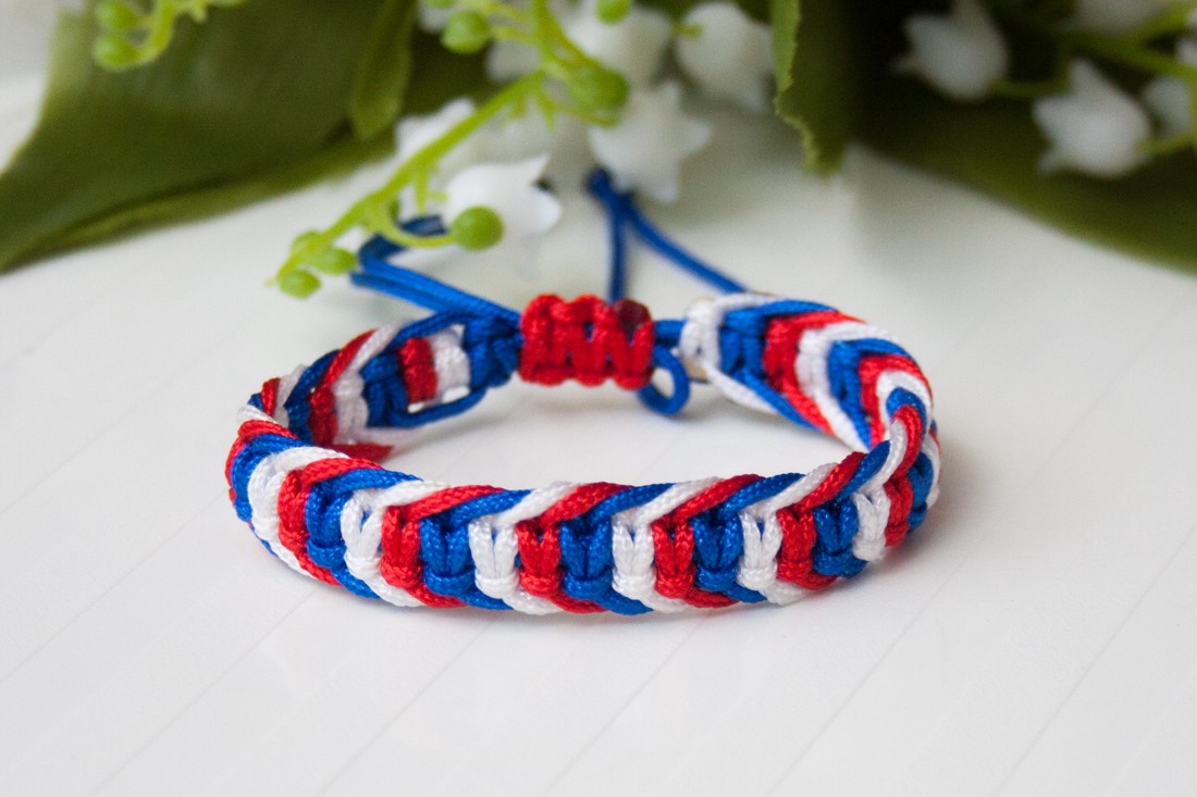Brățară macramé împletită în trei culori - albastru/roșu/alb - - Artynos.ro Brățară macramé împletită în trei culori - albastru/roșu/alb - - Artynos.ro