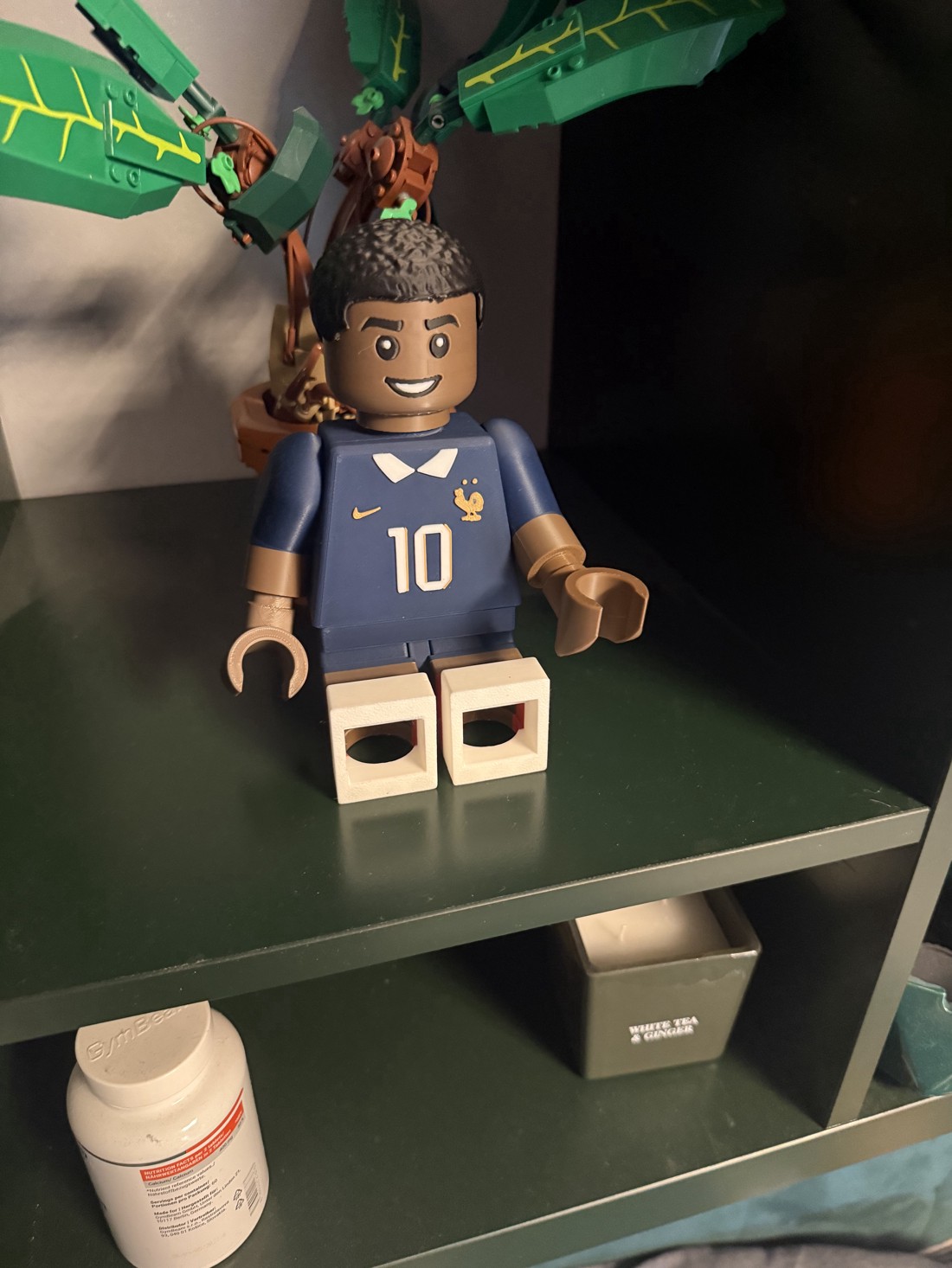 O figurină mare a unui jucător din naționala Franței, în stil LEGO � înălțime de 21 cm!  -  - Artynos.ro