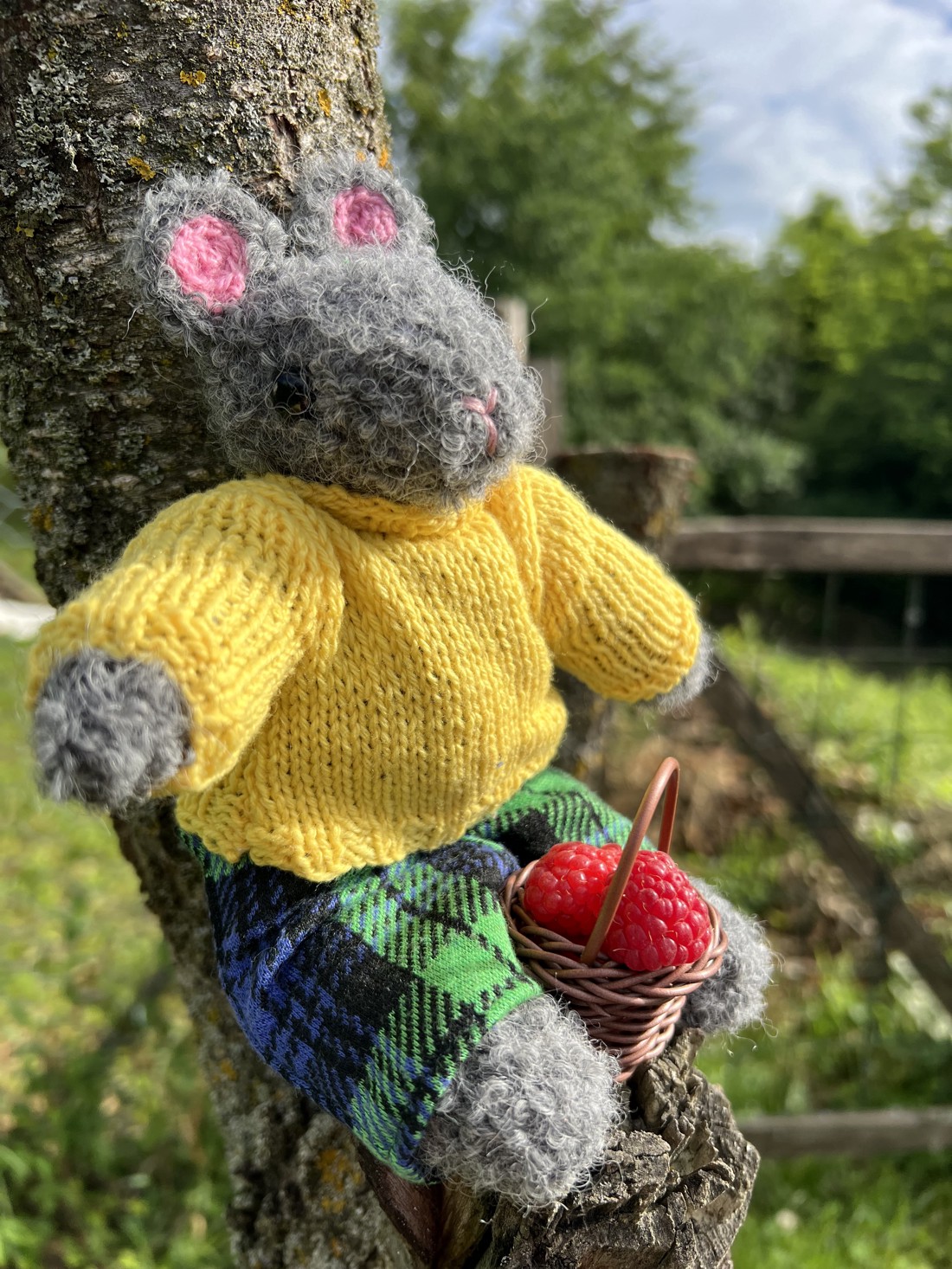 Șoricel de pădure tricotat manual, îmbrăcat într-un pulover galben -  - Artynos.ro