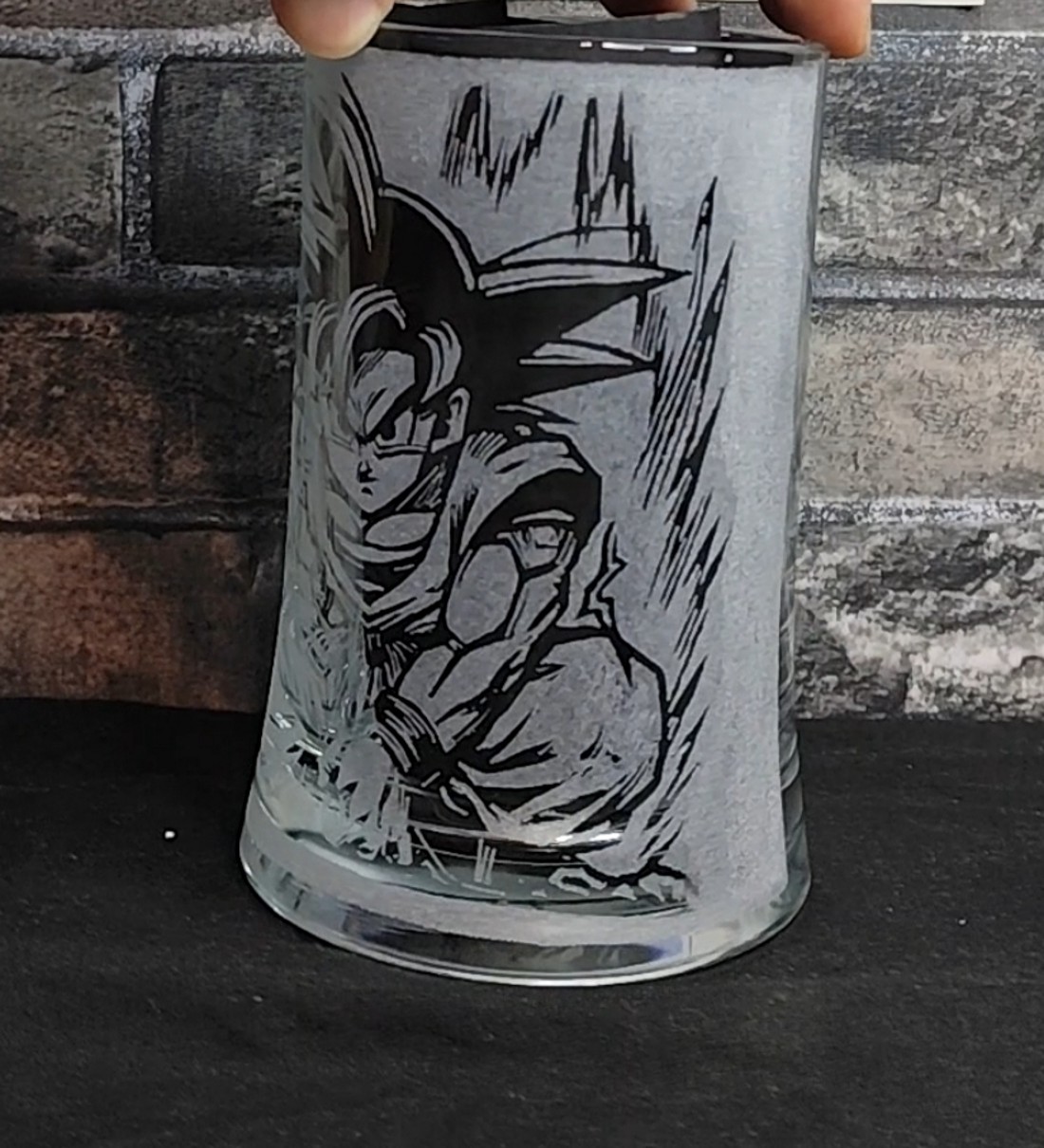 Pahar Son Goku din sticlă, gravat manual  -  - Artynos.ro