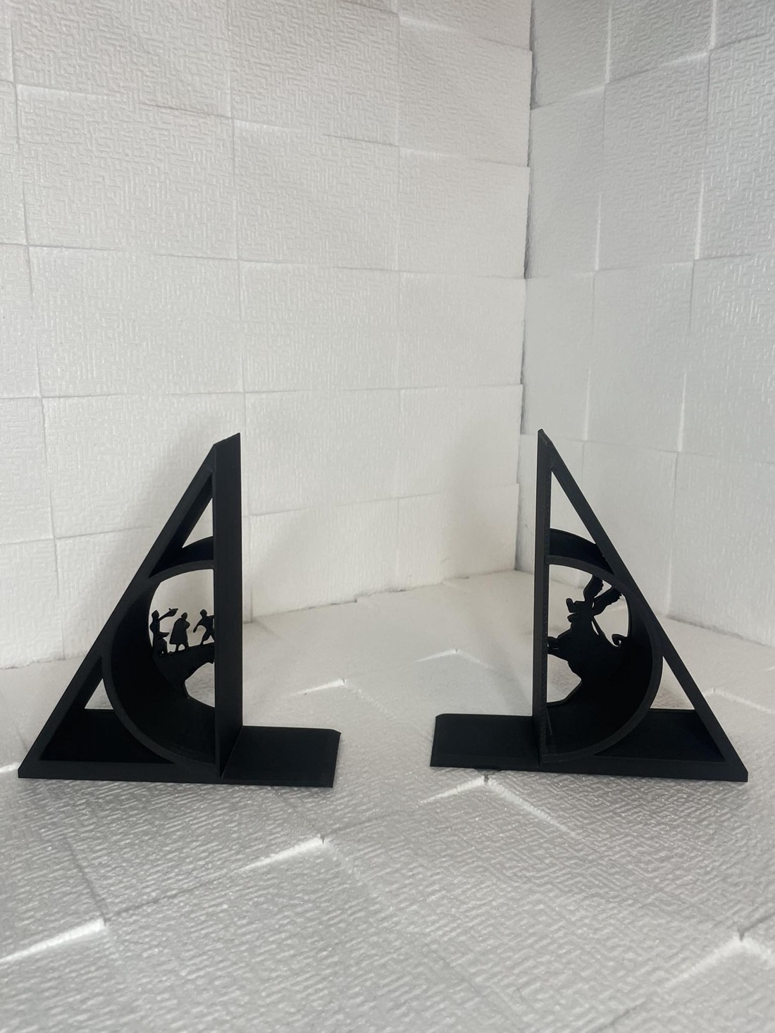 Suport de carte Harry Potter - casă & stil de viață - accesorii pentru decorat casa - decorațiuni de masă și decorațiuni pentru rafturi - suport carte - Artynos.ro Suport de carte Harry Potter - casă & stil de viață - accesorii pentru decorat casa - decorațiuni de masă și decorațiuni pentru rafturi - suport carte - Artynos.ro